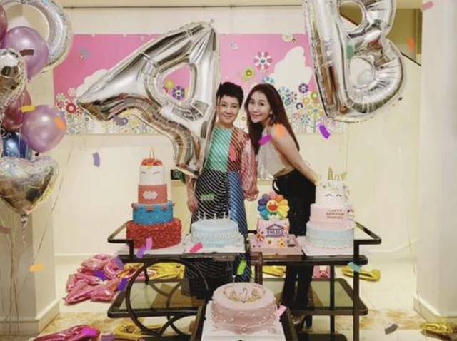 身后|赌王29岁千金何超盈居家复工，大方公开瘦身照，身后千万名画抢镜