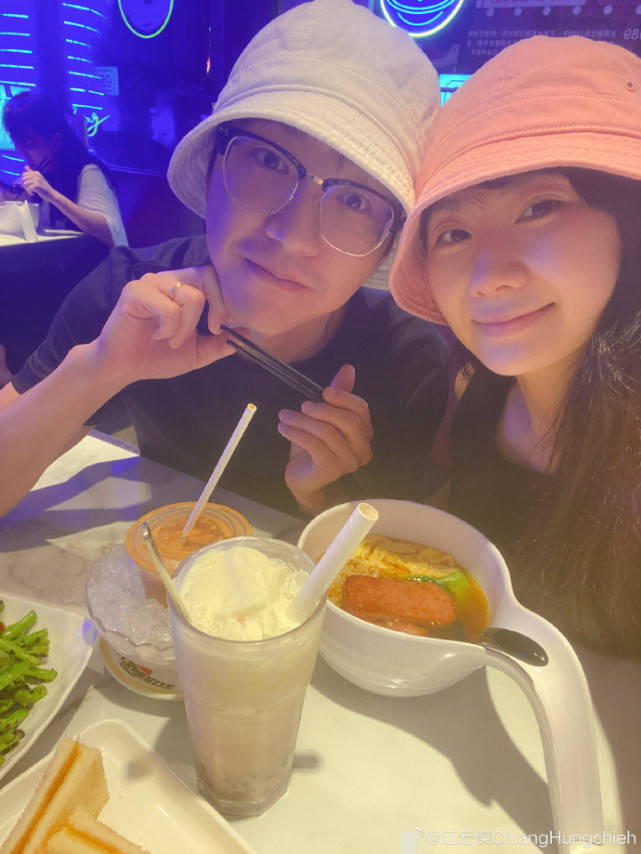 福原爱晒四代同框照,江宏杰带俩孩子,姐姐像