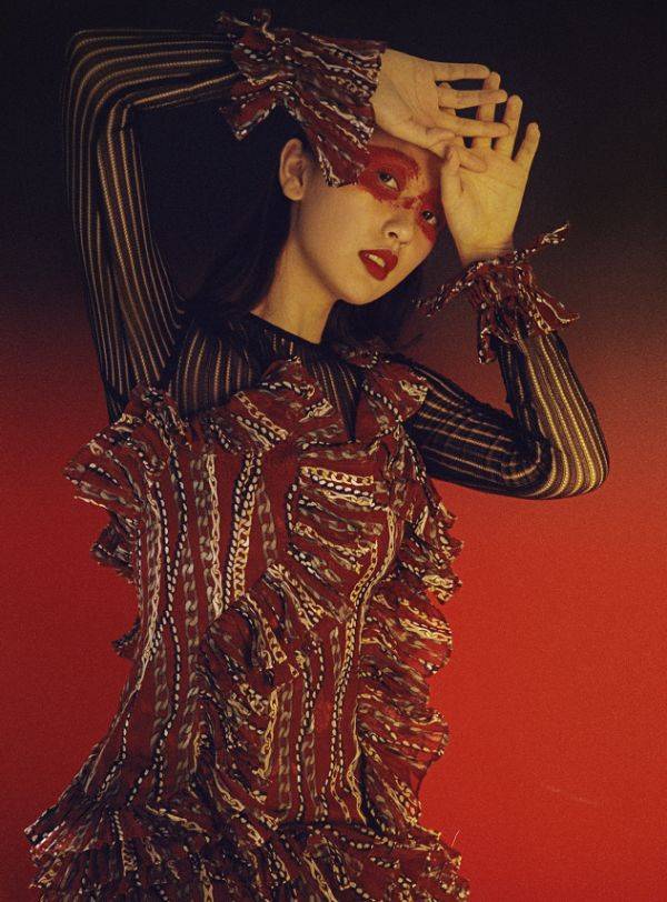 例假|虞书欣模仿杨紫穿“例假裙”，看她侧身时的曲线后，谁顶得住？