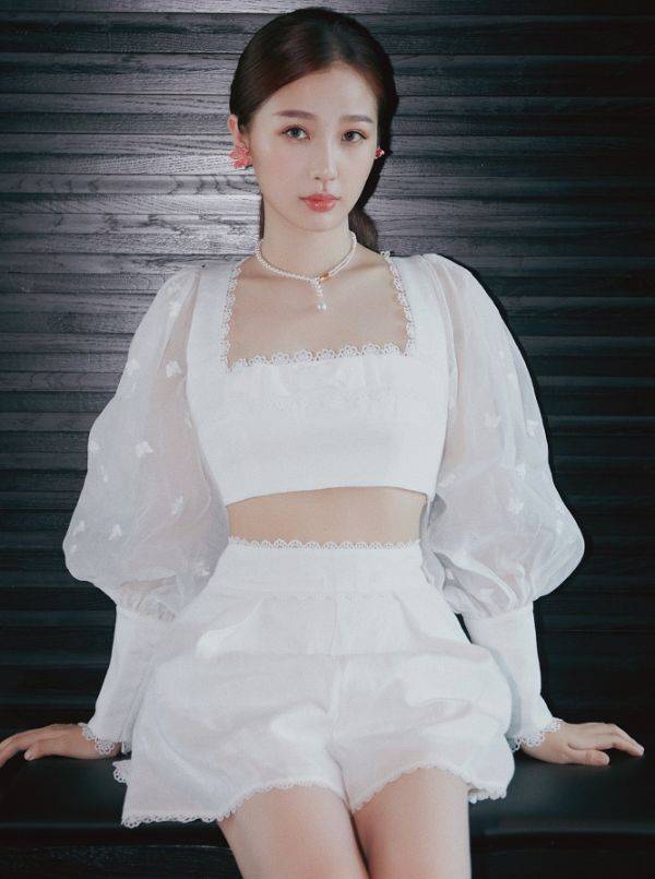 例假|虞书欣模仿杨紫穿“例假裙”，看她侧身时的曲线后，谁顶得住？