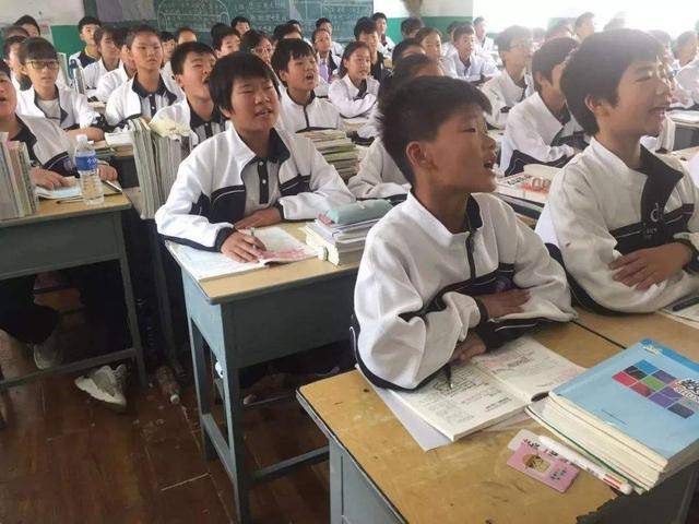 影响|学生偷吃辣条被班主任逮到，同桌的表情亮了，网友：满满的回忆