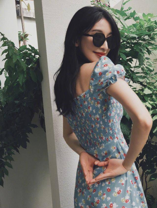 黑色|张俪好酷，牛仔短袖外套配黑色紧身裤+马丁靴，简洁帅气很有型