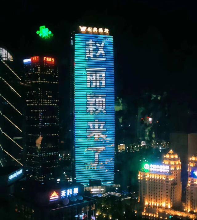 工装裤|赵丽颖现身机场，穿背心工装裤小蛮腰微露，配皮靴时髦又拉风