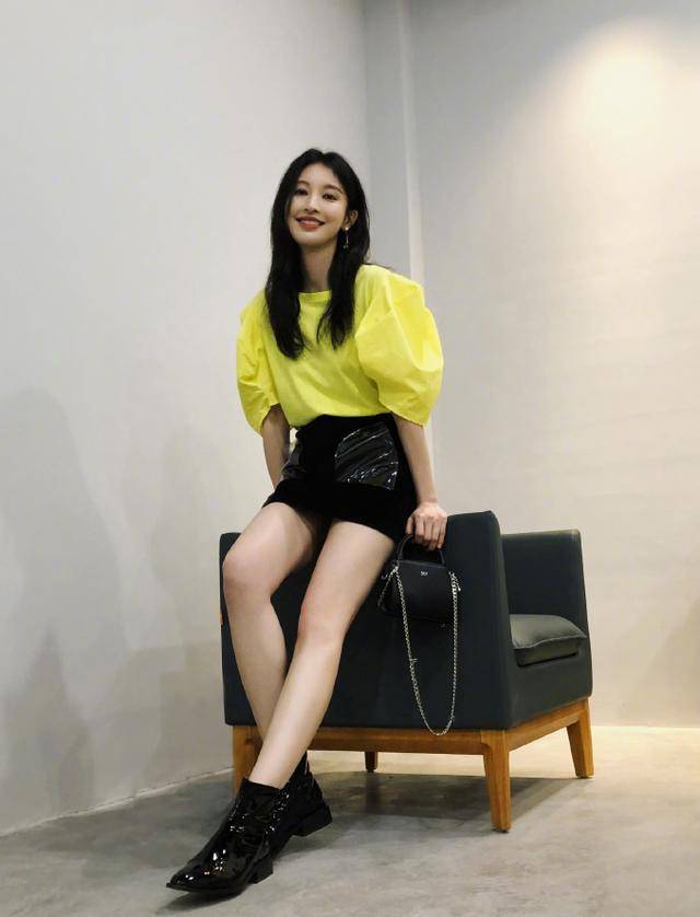 黑色|张俪好酷，牛仔短袖外套配黑色紧身裤+马丁靴，简洁帅气很有型