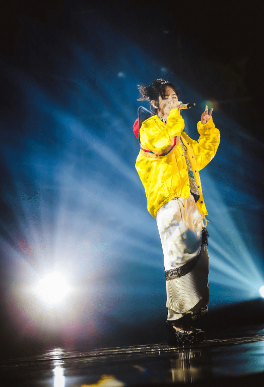 服装|白色体现“纯净美”，周笔畅有自己独特的理解，发型成为特色