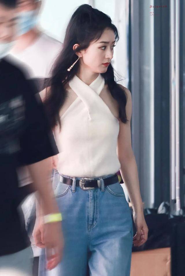 条纹|赵丽颖甜甜的心动造型，红白条纹衫配伞裙，低头垂眸皆是柔情魅力