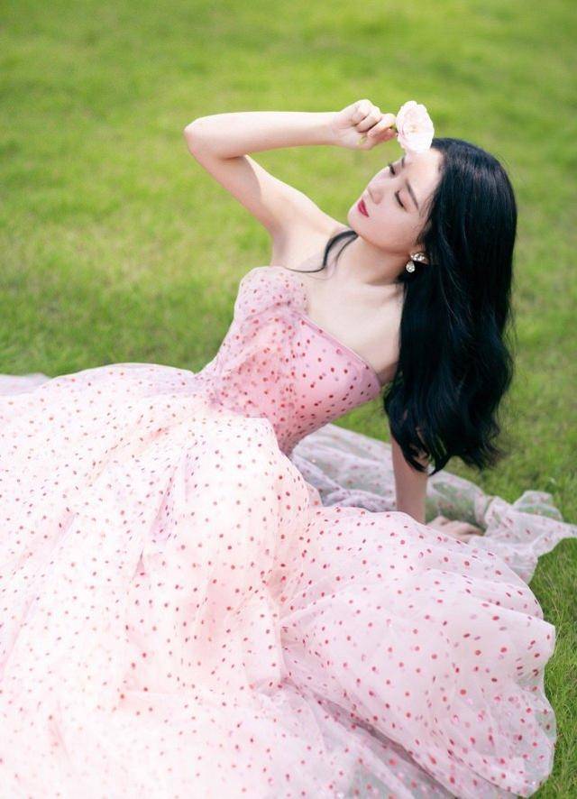 条纹|赵丽颖甜甜的心动造型，红白条纹衫配伞裙，低头垂眸皆是柔情魅力