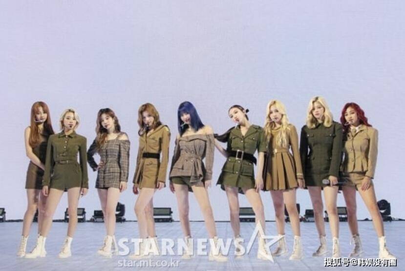 Twice|是人偶吧?金希澈女友 MOMO 平井桃“蓝发造型”,变身神秘女郎