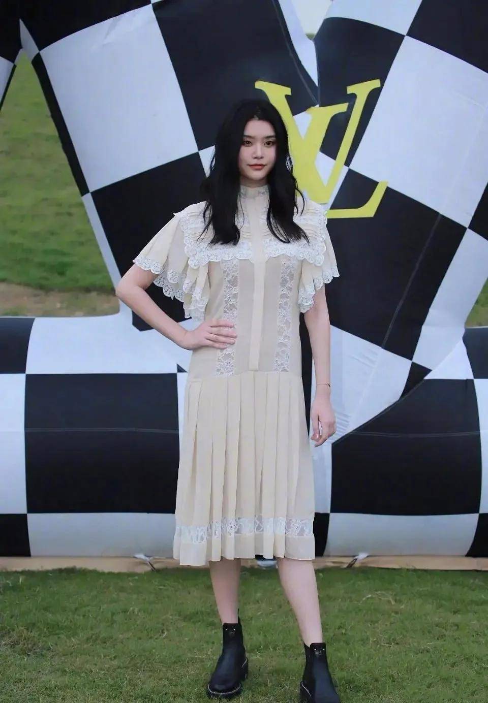 网友|高圆圆复出有点坎坷，产后1年首次亮相网友们为这生图吵翻天！