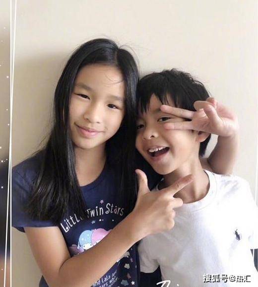原创女儿被嘲丑！张庭护女心切晒童年丑照，一不小心又“坑”了女儿