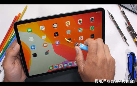 实测款ipad Pro致命伤还在 一掰就脆 像饼干一样 测试