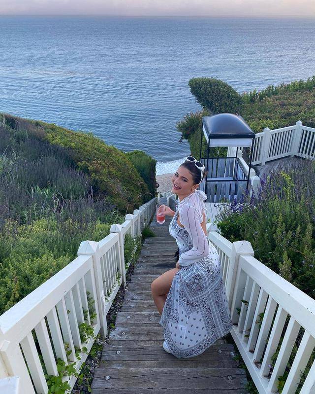 头发|太别致了！凯莉·詹娜换上BOB发型提前庆生，穿黑夹克霸气十足