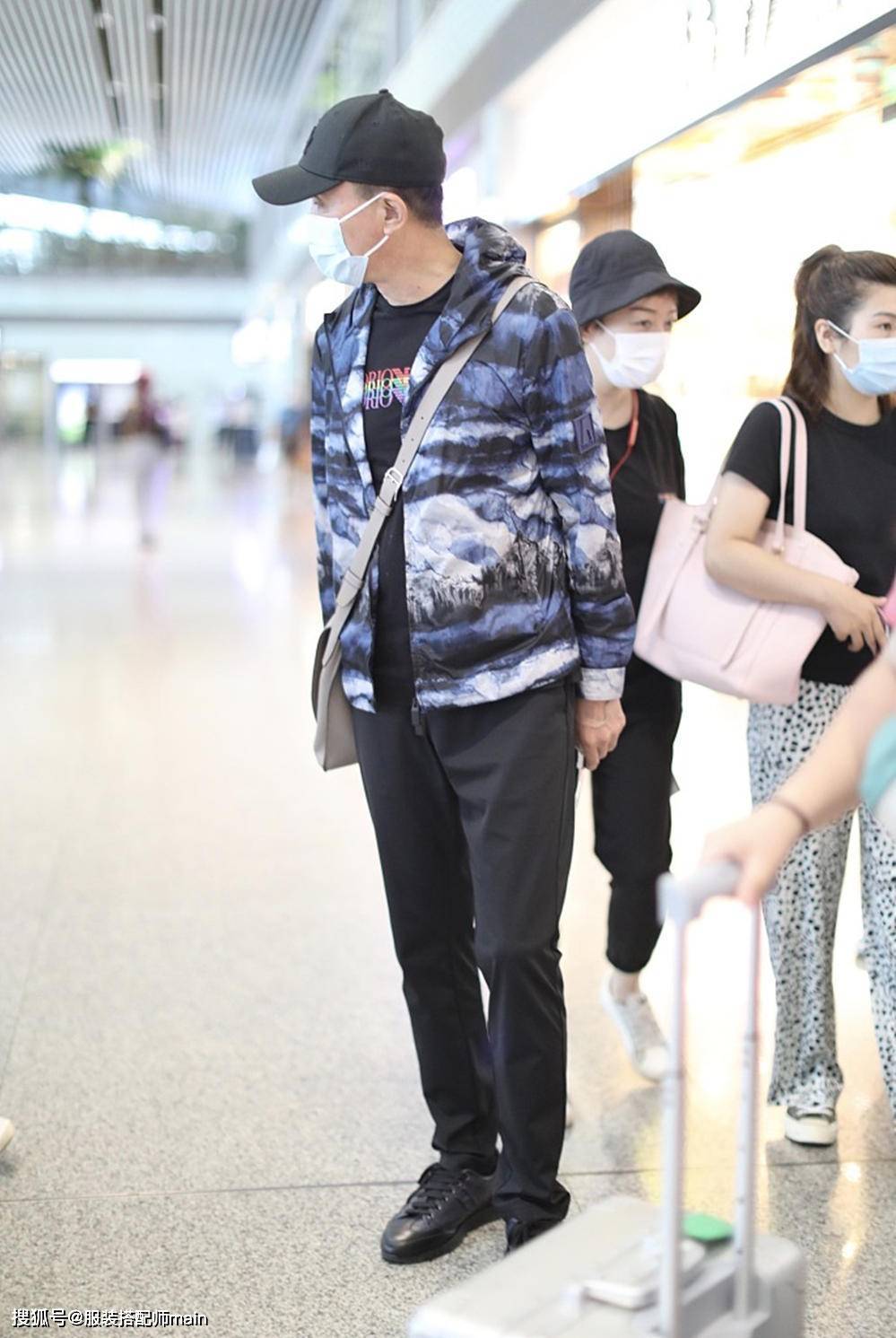 老干部|吴刚穿扎染外套走机场，57岁老干部变27岁潮小伙，显嫩不止一点点