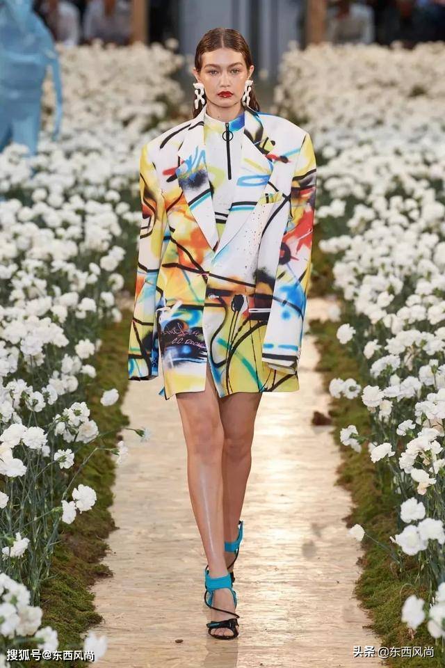 Nike|Off-White2020春夏系列，有和Nike等联乘鞋款，白色和涂鸦服装