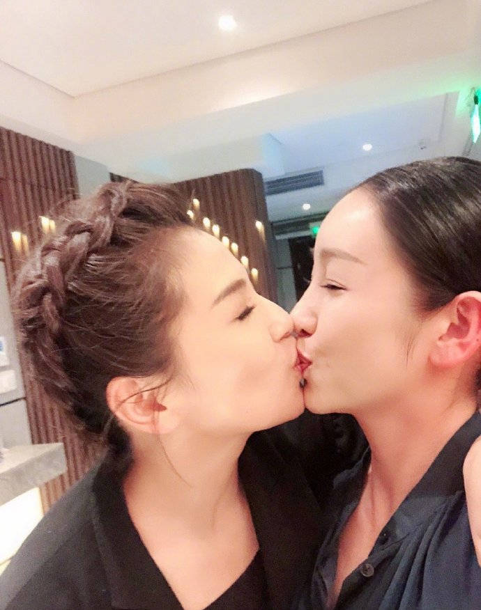 神仙闺蜜!刘涛为秦海璐庆生晒照,再次上演嘴对嘴亲亲
