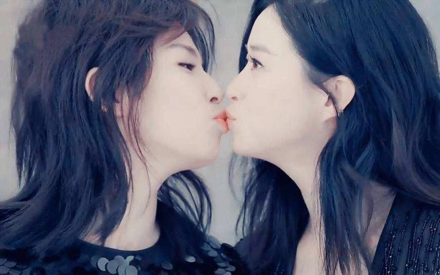 神仙闺蜜!刘涛为秦海璐庆生晒照,再次上演嘴对嘴亲亲