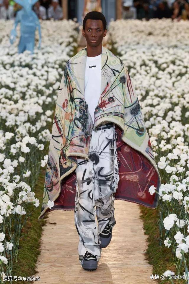 Nike|Off-White2020春夏系列，有和Nike等联乘鞋款，白色和涂鸦服装