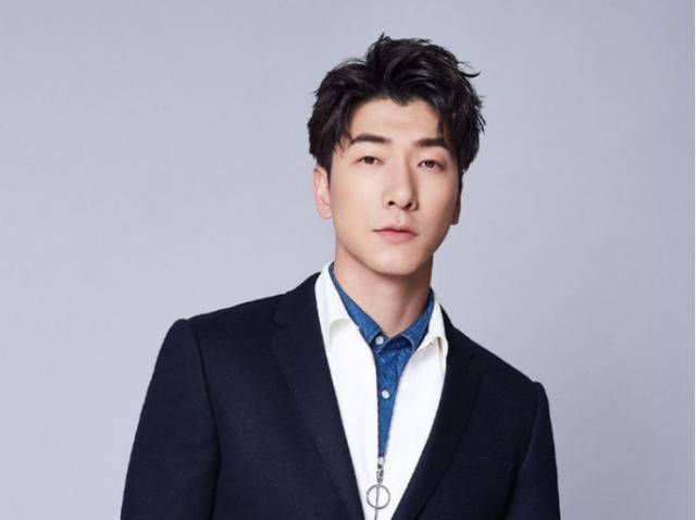 金晨直播现“嘴斜眼歪”画面，本尊晒图幽默回