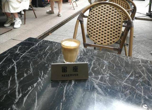 肖战让咖啡店变水族馆，拉花师傅表情超搞笑，