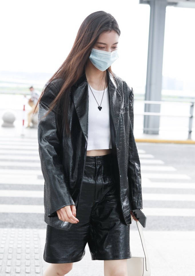 西装|宋妍霏分手后造型更飒了,皮革西装短裤帅气程度飙升,秀腿又秀腰
