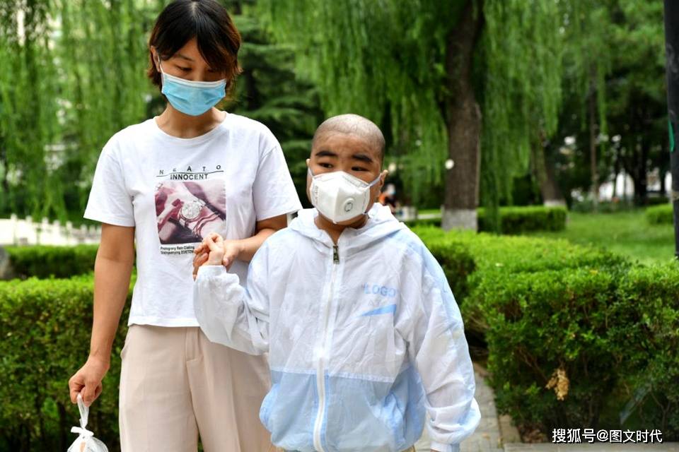 孩子|病房里被饿哭，爸爸发誓：这辈子不会再让你挨饿男童不幸患重病