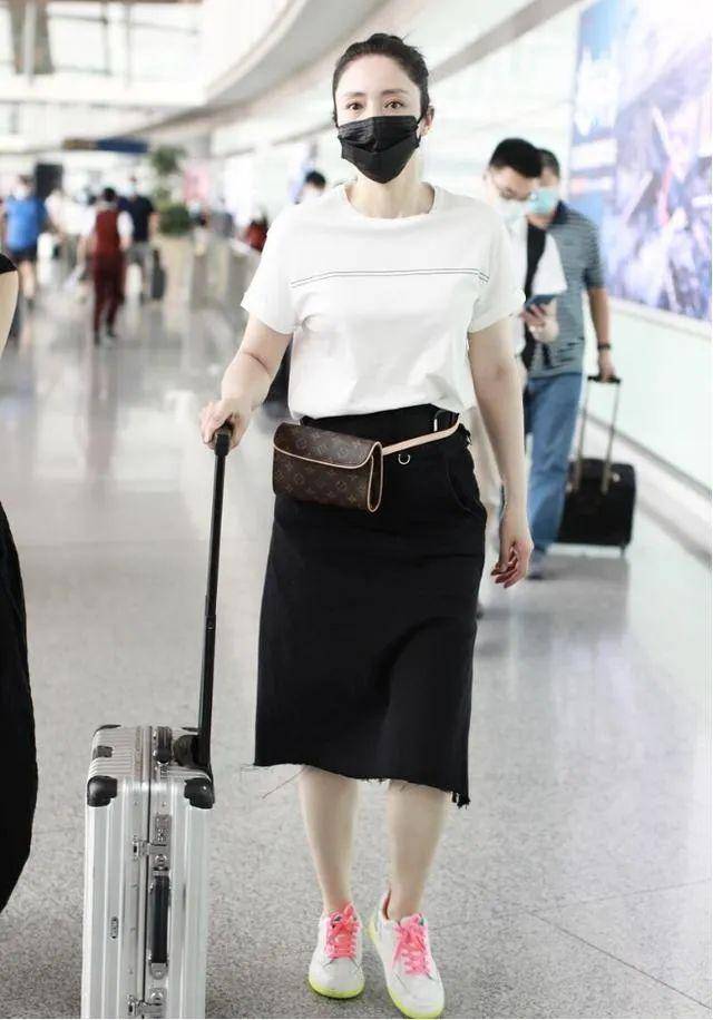 董璇好友聚会!和多名男性亲密合照,离婚后容光焕发更开放