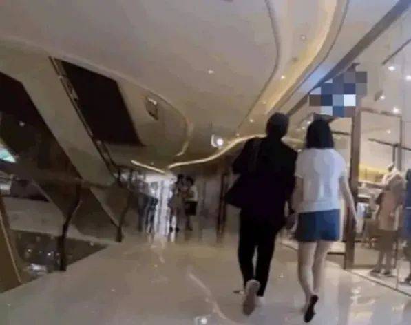 牵短发女子逛街，芒果台男主持人又一位脱单？