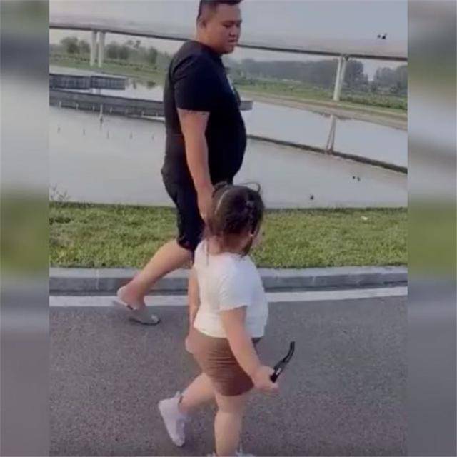 孩子|没想到意外走红，网友：这体型一看就是亲生的爸爸带女儿散步