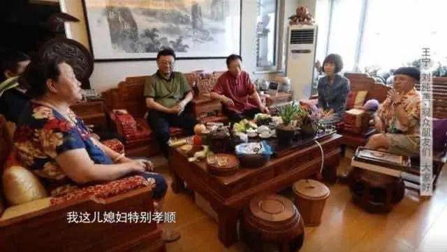 央视老主持聚会，金龟子王宁发福显老态，朱时