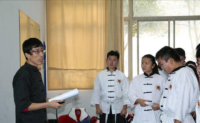 安邦|李小龙粉丝：中考成绩太差可以到体校学习武术，提升社会生存能力