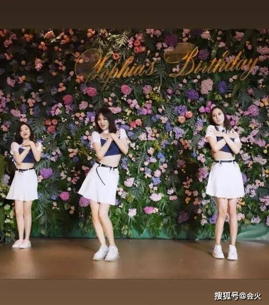 赌王小女儿与姚安娜组名媛女团，架势十足要出