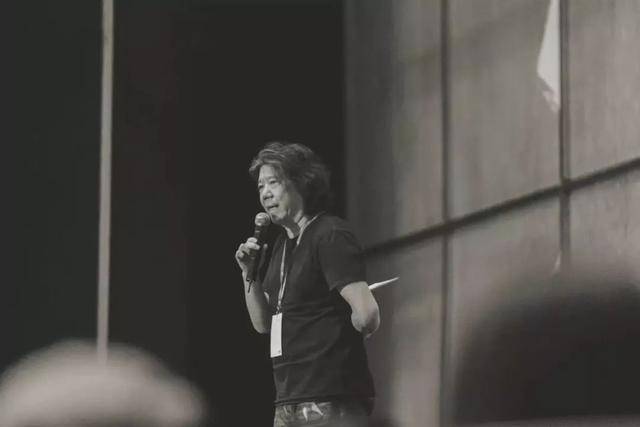 孟京辉|孟京辉话剧《茶馆》演出过程中，被观众砸场子事件始末