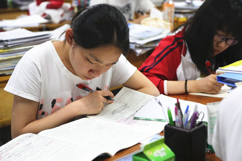 家长|致新高三家长：即使再忙再累，也要陪孩子走好高三！