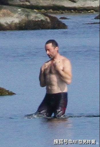 52岁“狼叔”休·杰克曼海滩游泳！路人照片中，这腹肌轮廓太酷啦