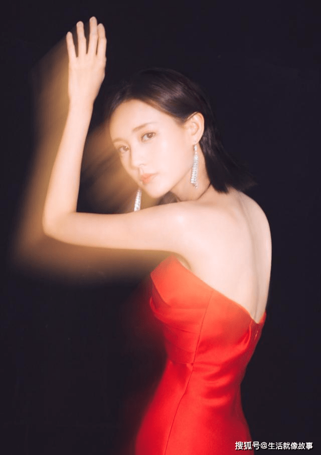 李一桐骨感身材过于壮观,抹胸衣凹陷的"美人鱼",身形足占优势