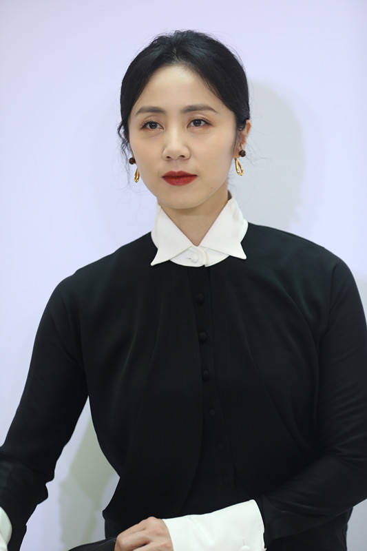 黄磊老婆孙莉罕见出活动黑裙红唇散发优雅女人味