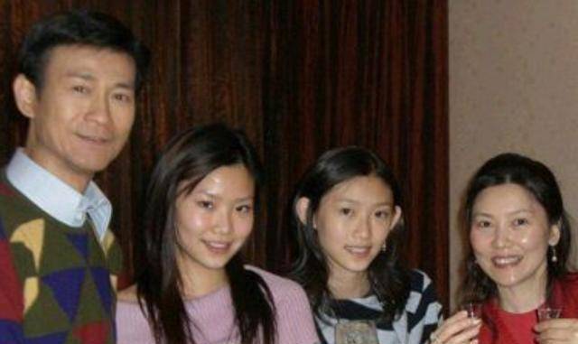 原创同一个父亲，郑少秋和4个女儿，有很大的差距却