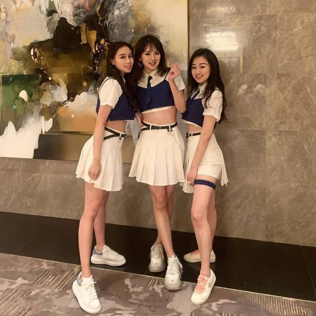 李嘉诚女友与闺蜜何超琼难得同框，两位百亿富