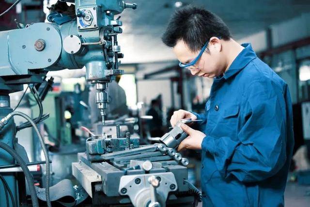机器|机器主宰工厂这件事，远比你想的近