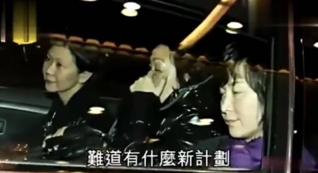 李嘉诚女友与闺蜜何超琼难得同框，两位百亿富