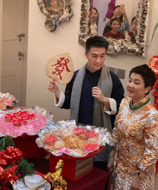 她29岁嫁进豪门,与大39岁老公连生五胎