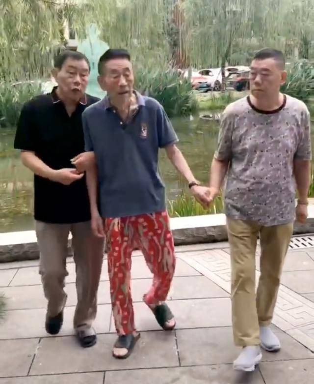 88岁杨少华太心酸!瘦到皮包骨走路需别人搀,还得为家里开店宣传