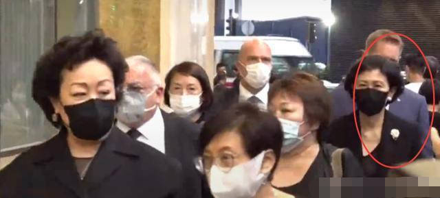 李嘉诚女友与闺蜜何超琼难得同框，两位百亿富