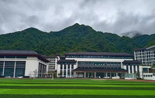 &amp|脱贫县7.1亿建"豪华"中学，这是投资还是挥霍？