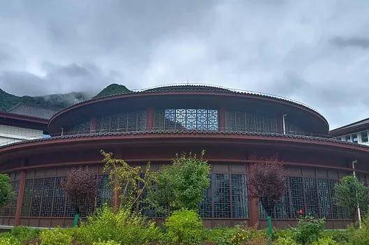 &amp|脱贫县7.1亿建"豪华"中学，这是投资还是挥霍？