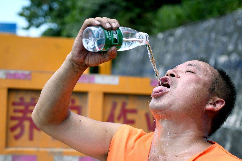 烈日下的养路工_工人