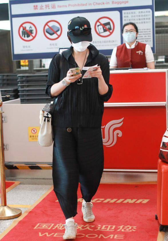 蒋欣|蒋欣真是个时髦精，穿＂皱褶衣+褶皱裤＂，时尚遮肉超显瘦！