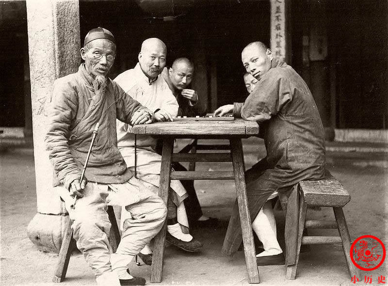对于历史,我们多半借助文字记载,然后再加上合理想象,来构建人物形象