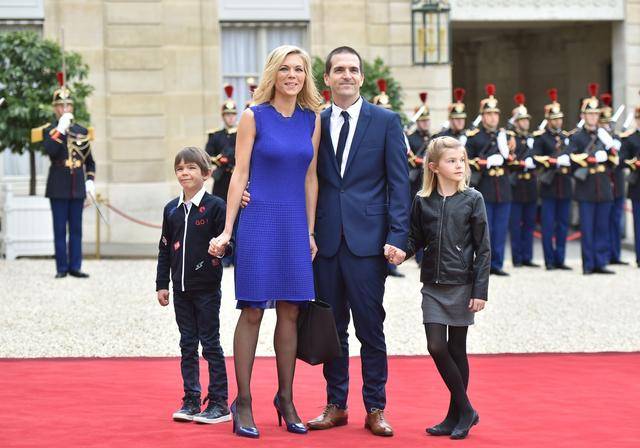 法国总统陪老婆度假还带继女43岁大女儿穿比基尼是马克龙同学