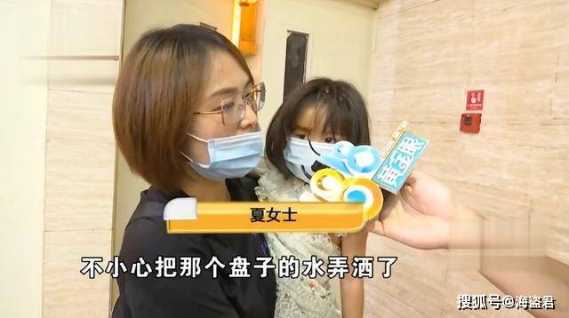 原创杭州2岁女童餐厅疯跑摔倒脸缝7针，妈妈：沙发上没水怎么会摔倒？